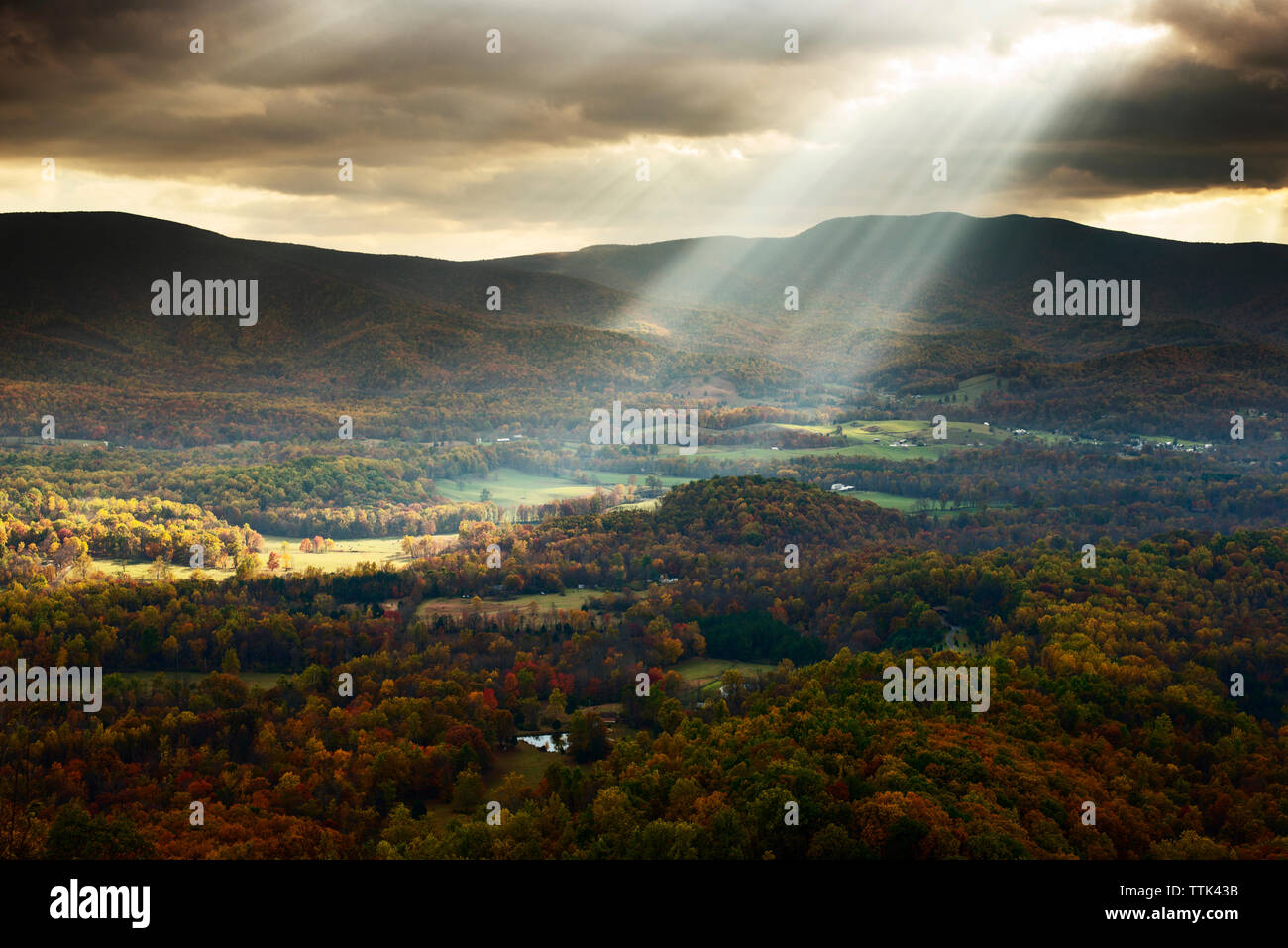 Malerischer Blick auf Sonnenlicht, das durch bewölkter Himmel über Berg Stockfoto