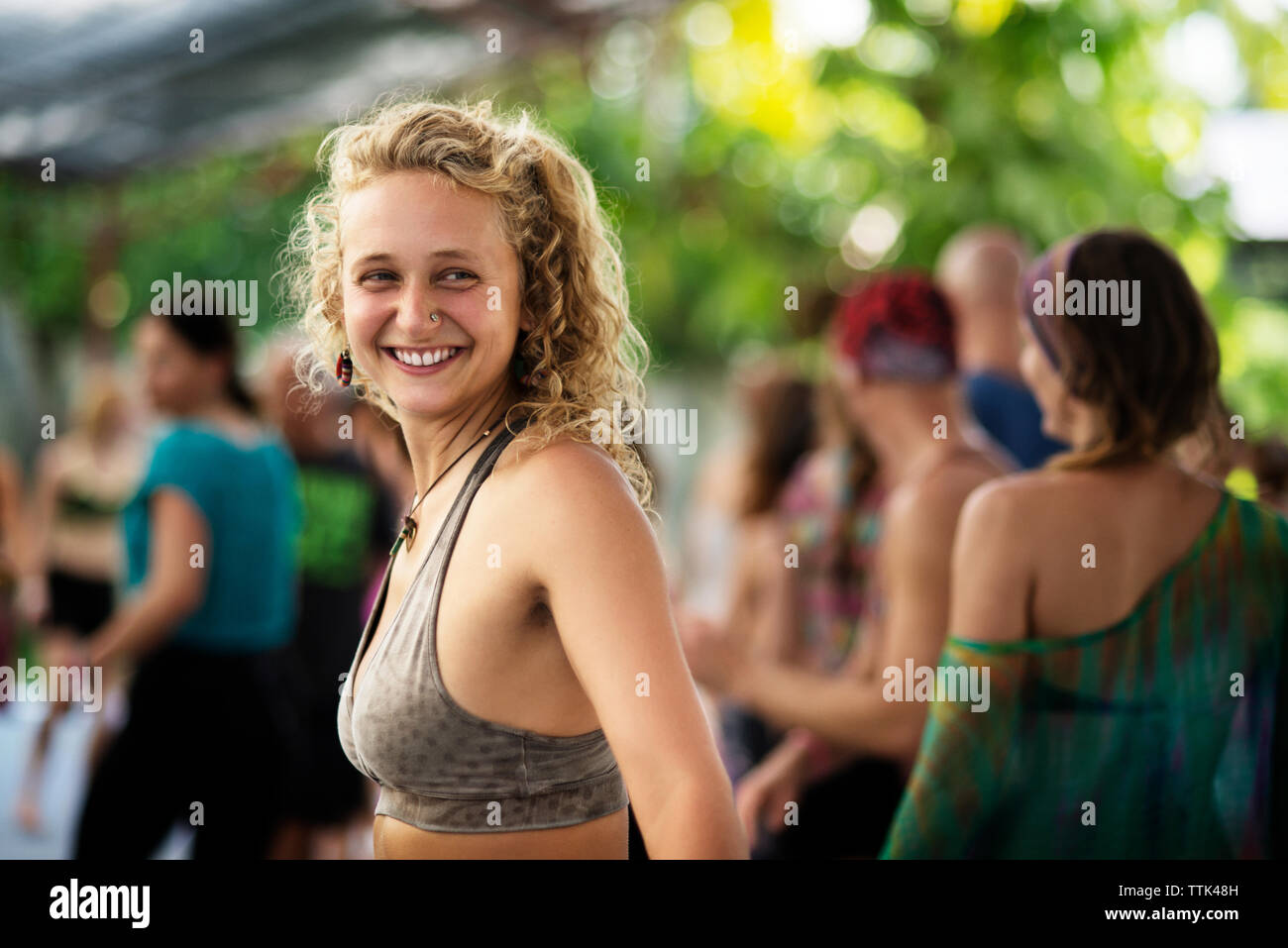 Fröhliche Frau genießen bei Ereignis Stockfoto
