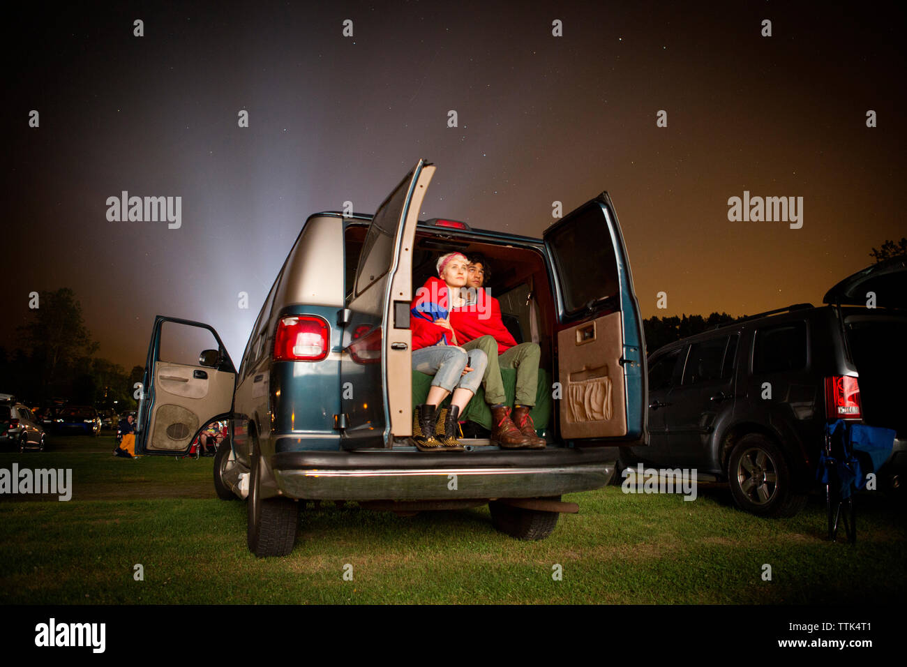 Altes paar im auto sitzen -Fotos und -Bildmaterial in hoher Auflösung –  Alamy