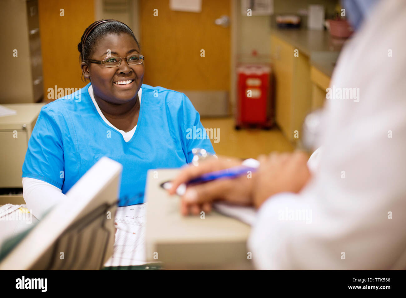 Gerne Krankenschwester sprechen in dem Krankenhaus, Arzt Stockfoto