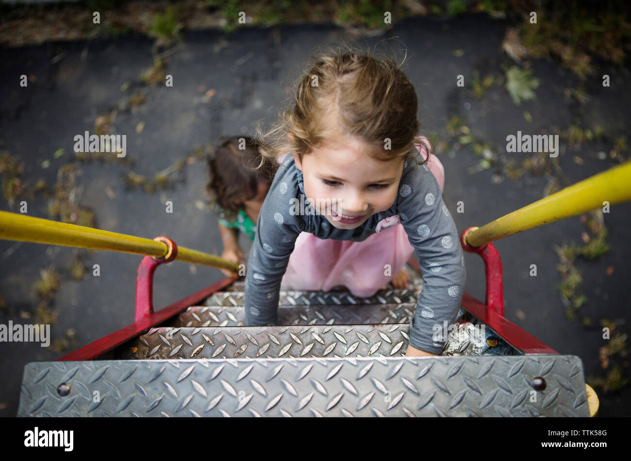 Ansicht von oben Kinder klettern Folie Schritte im Park Stockfoto