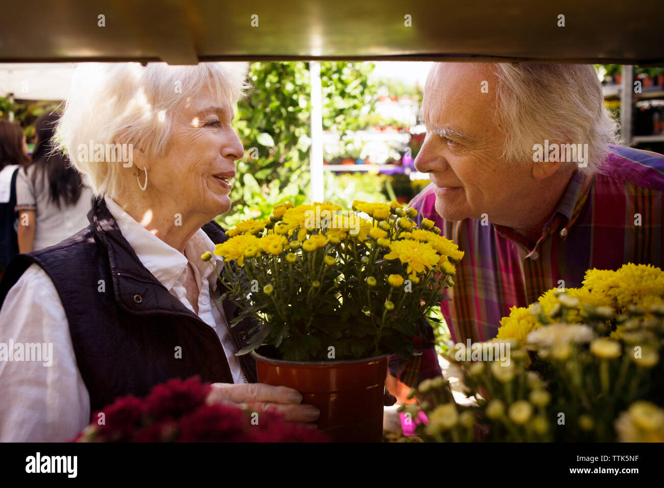 Gerne älteres Paar kaufen Blumen aus Street Market Stockfoto