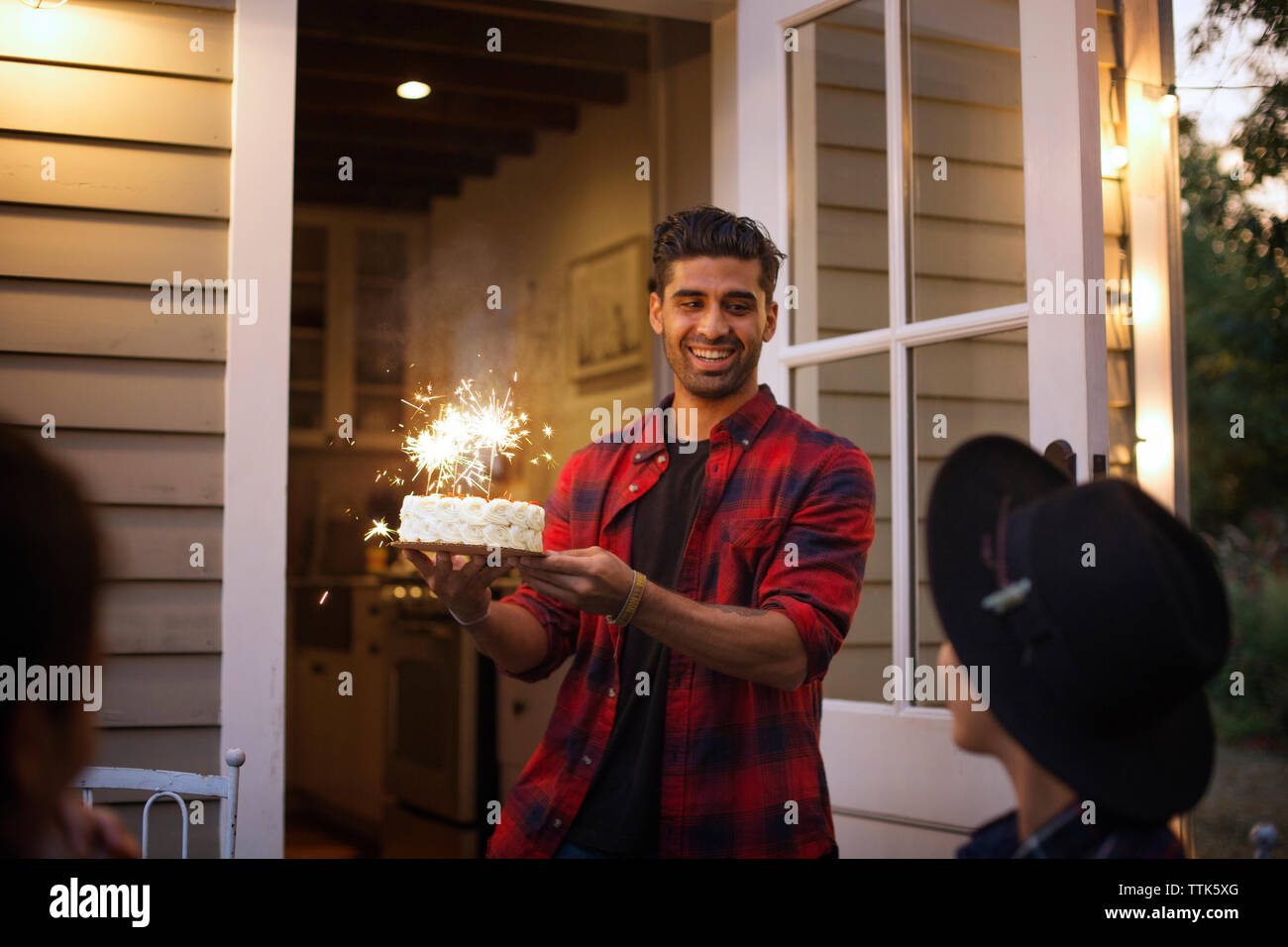 Glücklich Mann mit Geburtstag Kuchen mit Wunderkerzen Stockfoto