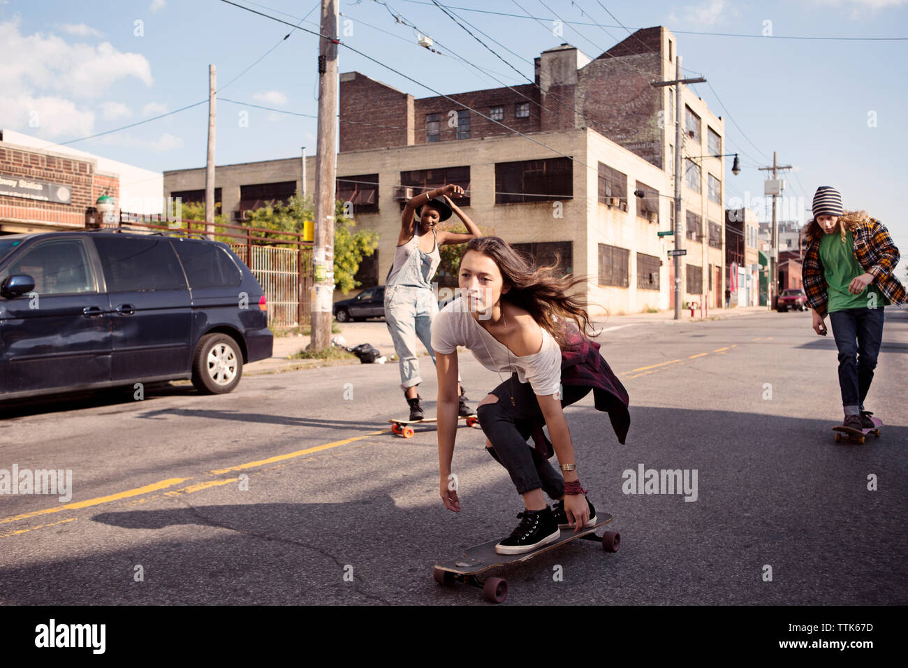 Freunde skateboarding auf der Straße Stockfoto