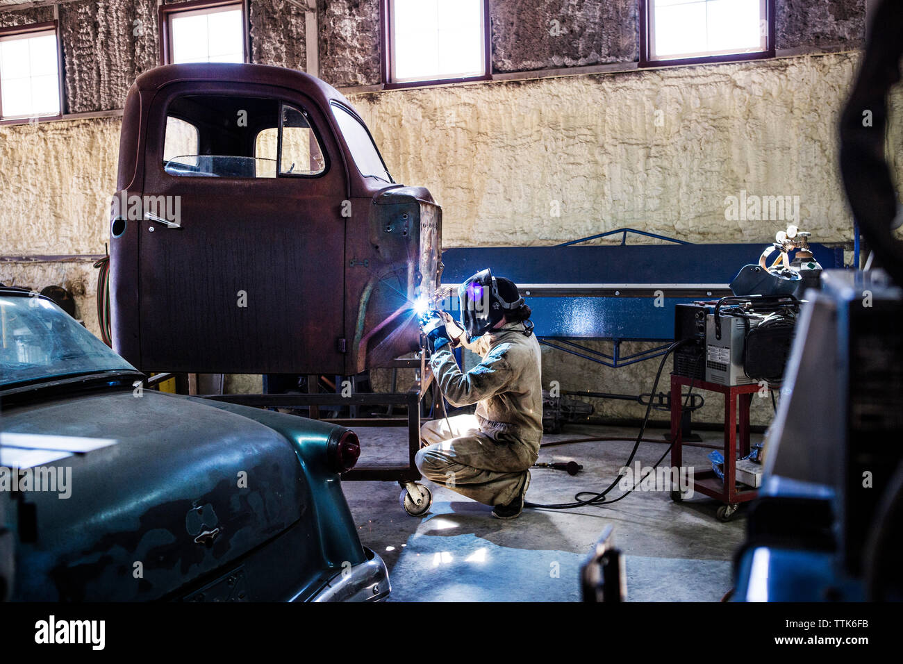 Mechaniker schweißen Lkw in der Werkstatt Stockfoto