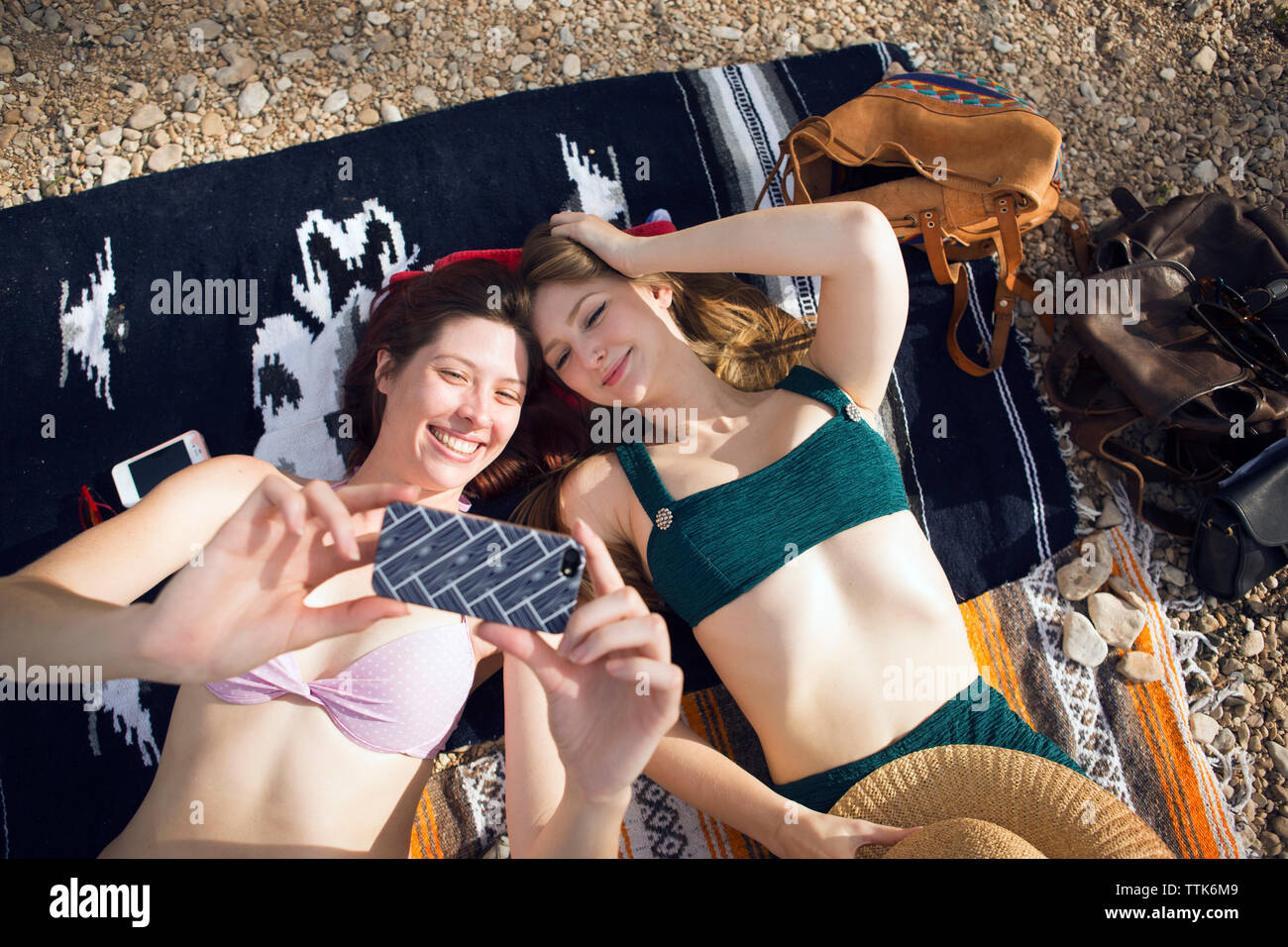 Ansicht von oben der Freunde unter selfie beim Liegen auf der Picknickdecke Stockfoto