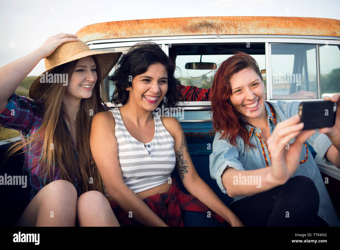 Freunde von selfie bei Reisen im Pick-up-Truck Stockfoto