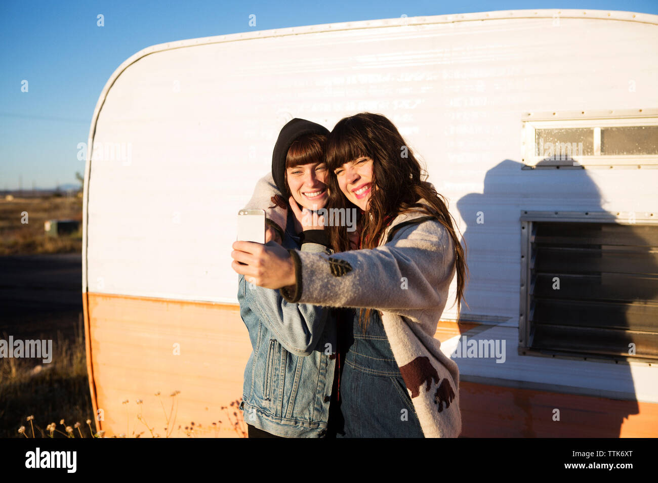 Weibliche Freunde unter selfie während mit dem Wohnmobil stand Van Stockfoto