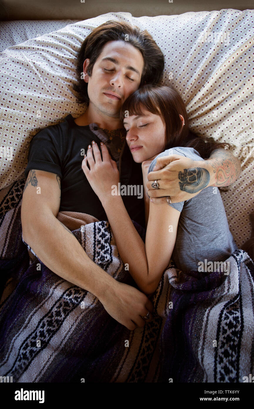 Mann und Frau auf dem Bett schlafen im Wohnmobil Stockfoto