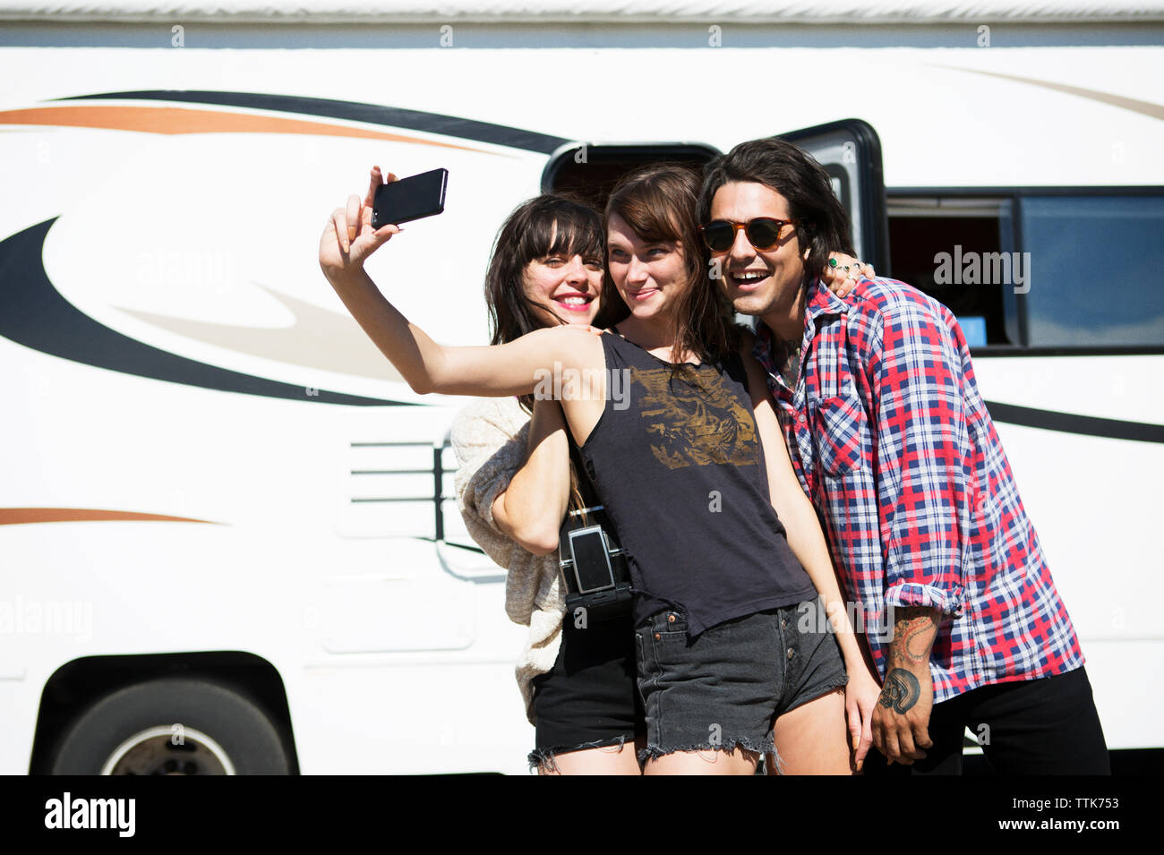 Freunde von selfie während mit dem Wohnmobil stand Van Stockfoto
