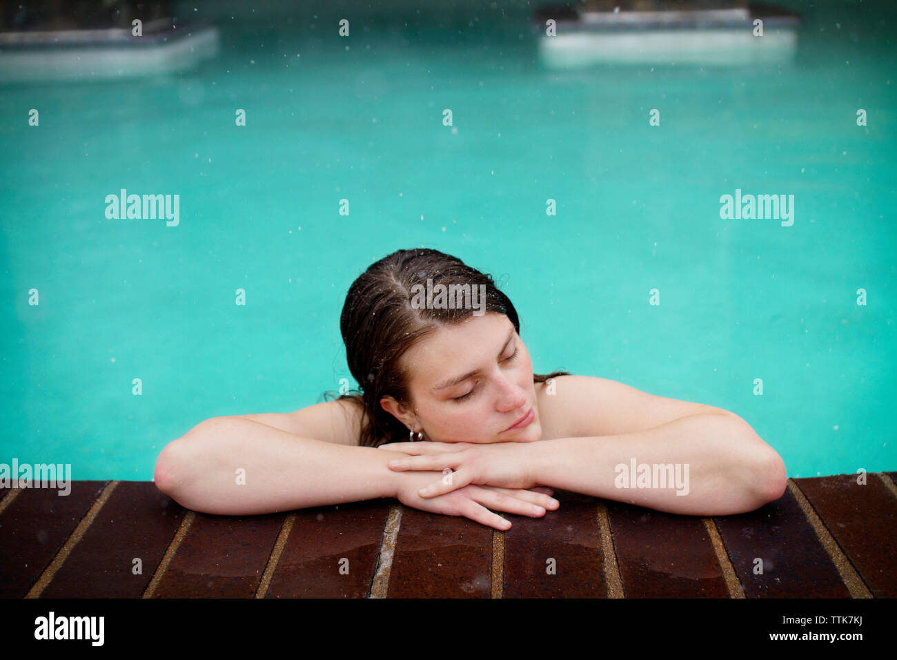 Frau ruht am Rand des Swimming pool Stockfoto