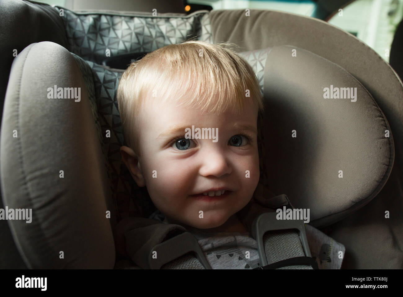 Close-up Portrait von niedlichen Baby Junge sitzt auf dem Auto Kindersitz Stockfoto