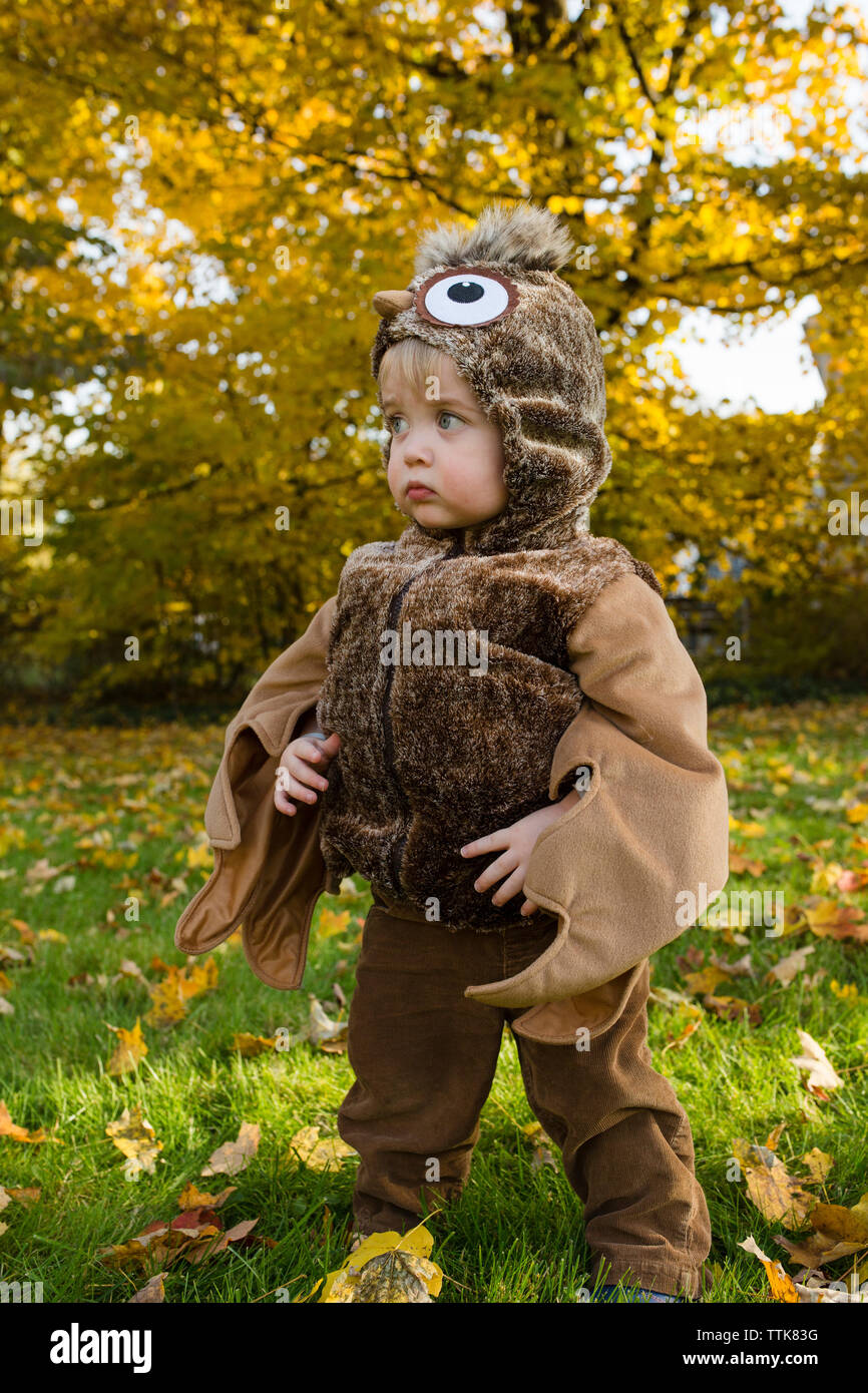 Toddler boy steht auf der Seite, während Sie in Tracht gekleidet Stockfoto