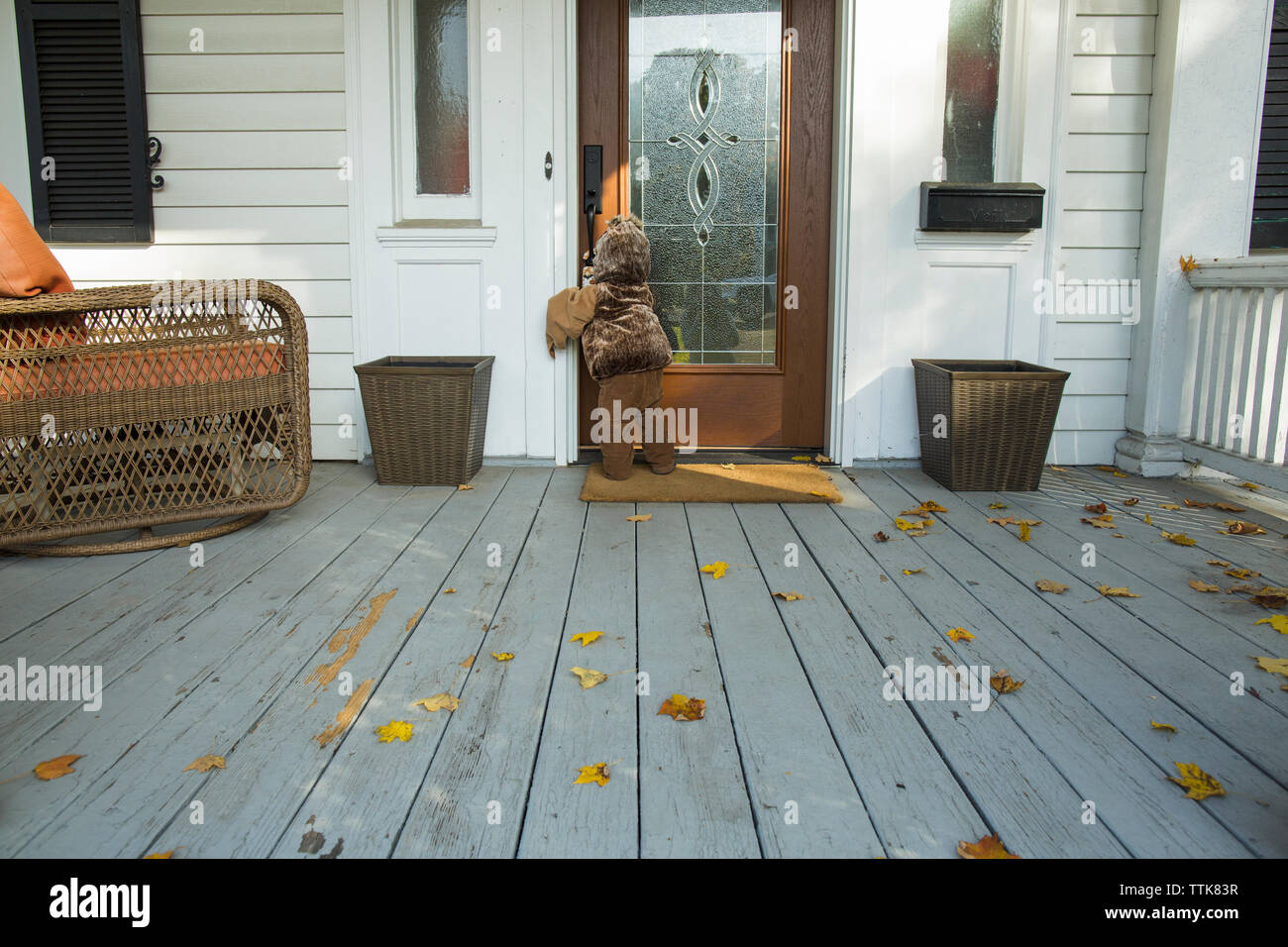 Ansicht der Rückseite des Kindes zum Halloween steht in der Tür angezogen Stockfoto