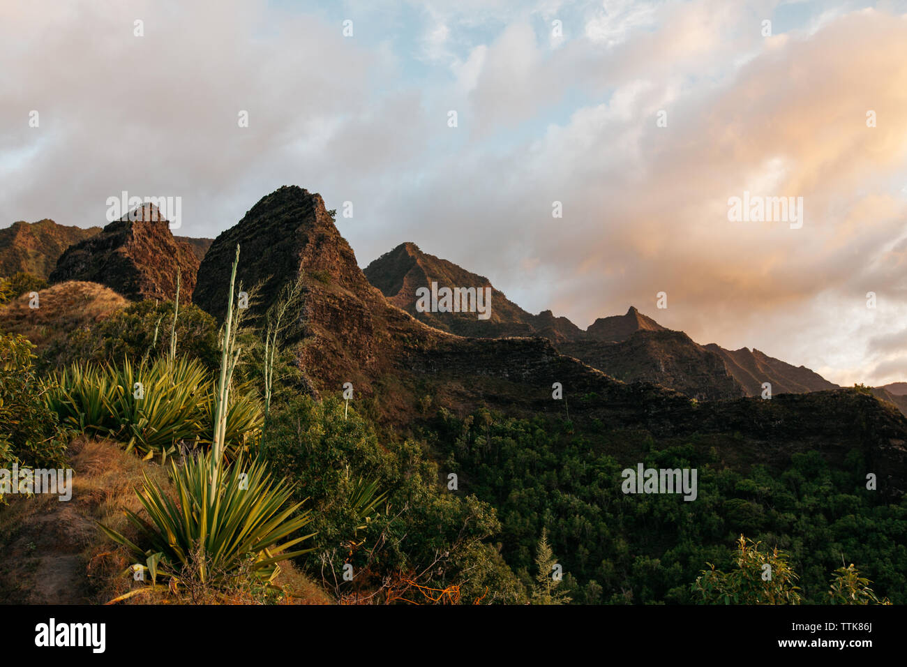 Sonnenuntergang über den Bergen in Hawaii auf kalalau Trail Stockfoto