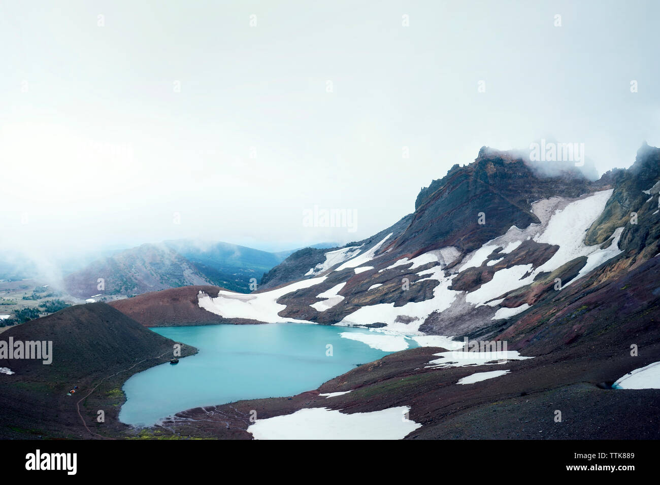 Malerischer Blick auf den See und die Berge gegen bewölkter Himmel Stockfoto