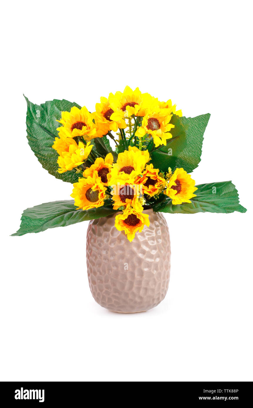 Gelber Stoffblumen in Vase isoliert auf weißem Hintergrund. Stockfoto