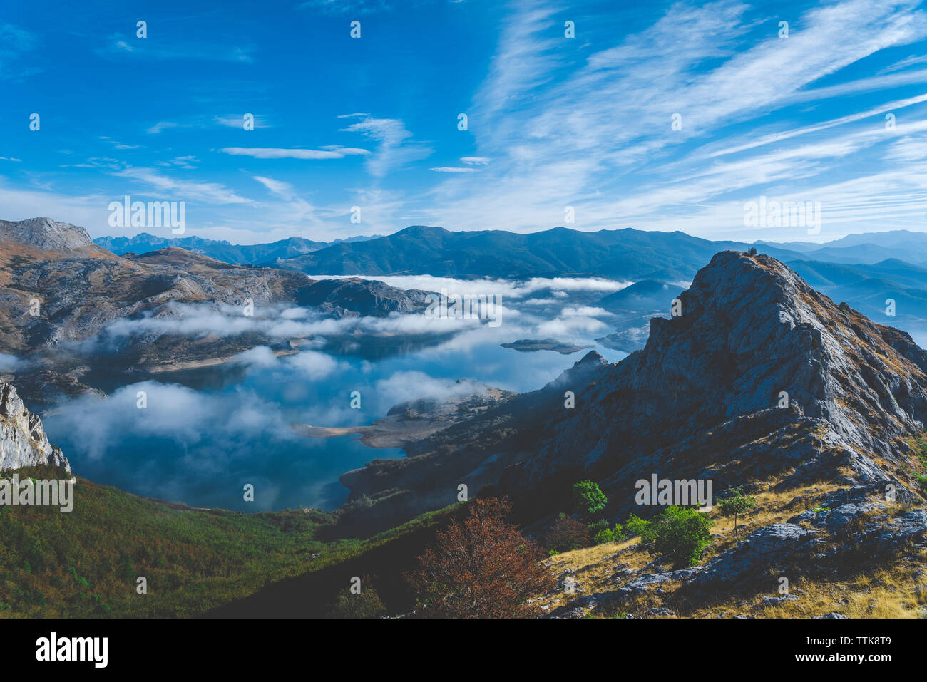 Malerischer Blick auf den See und die Berge gegen Sky Stockfoto