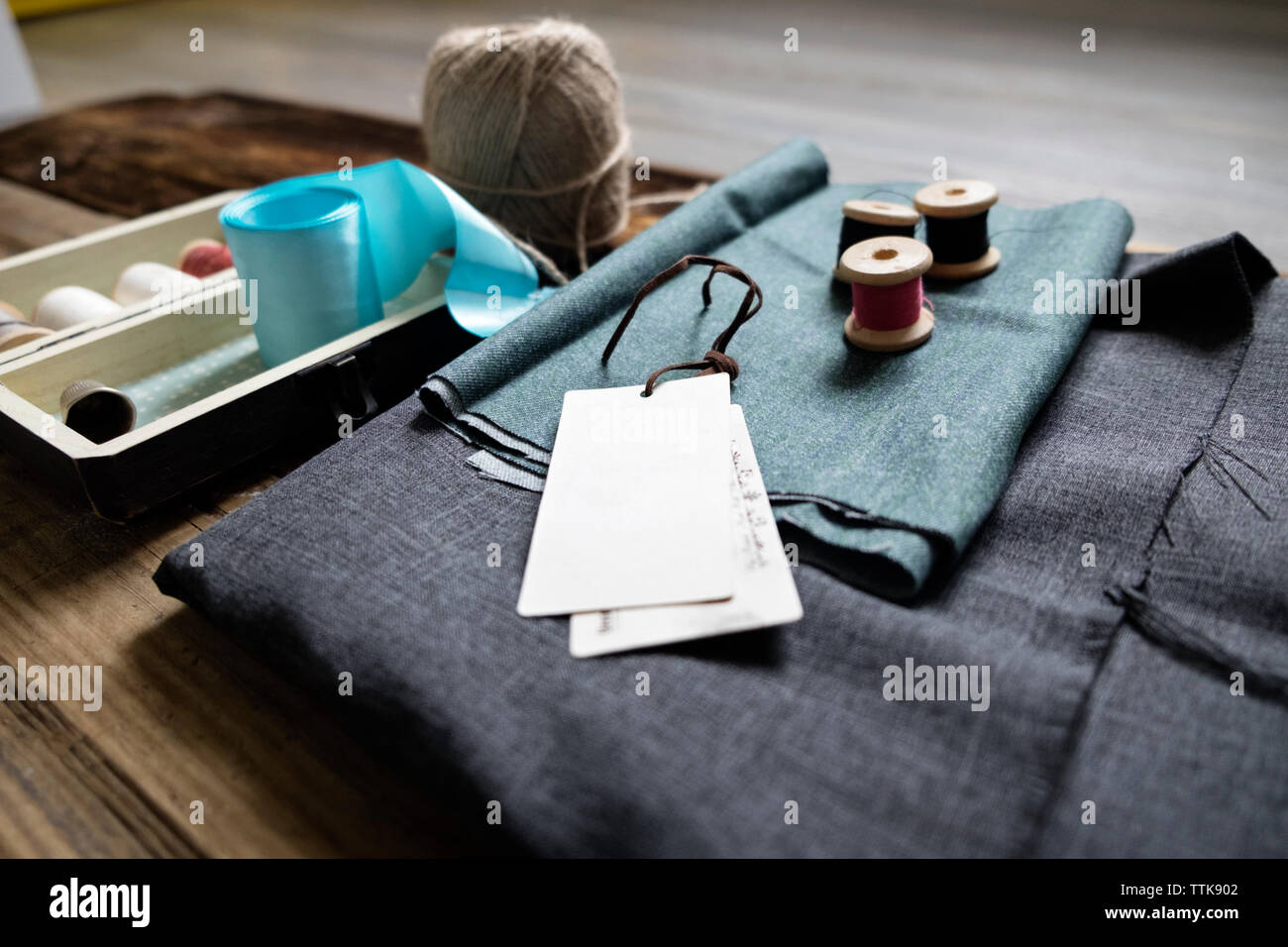 Gewebe mit Nähtechnik auf hölzernen Tisch Stockfoto