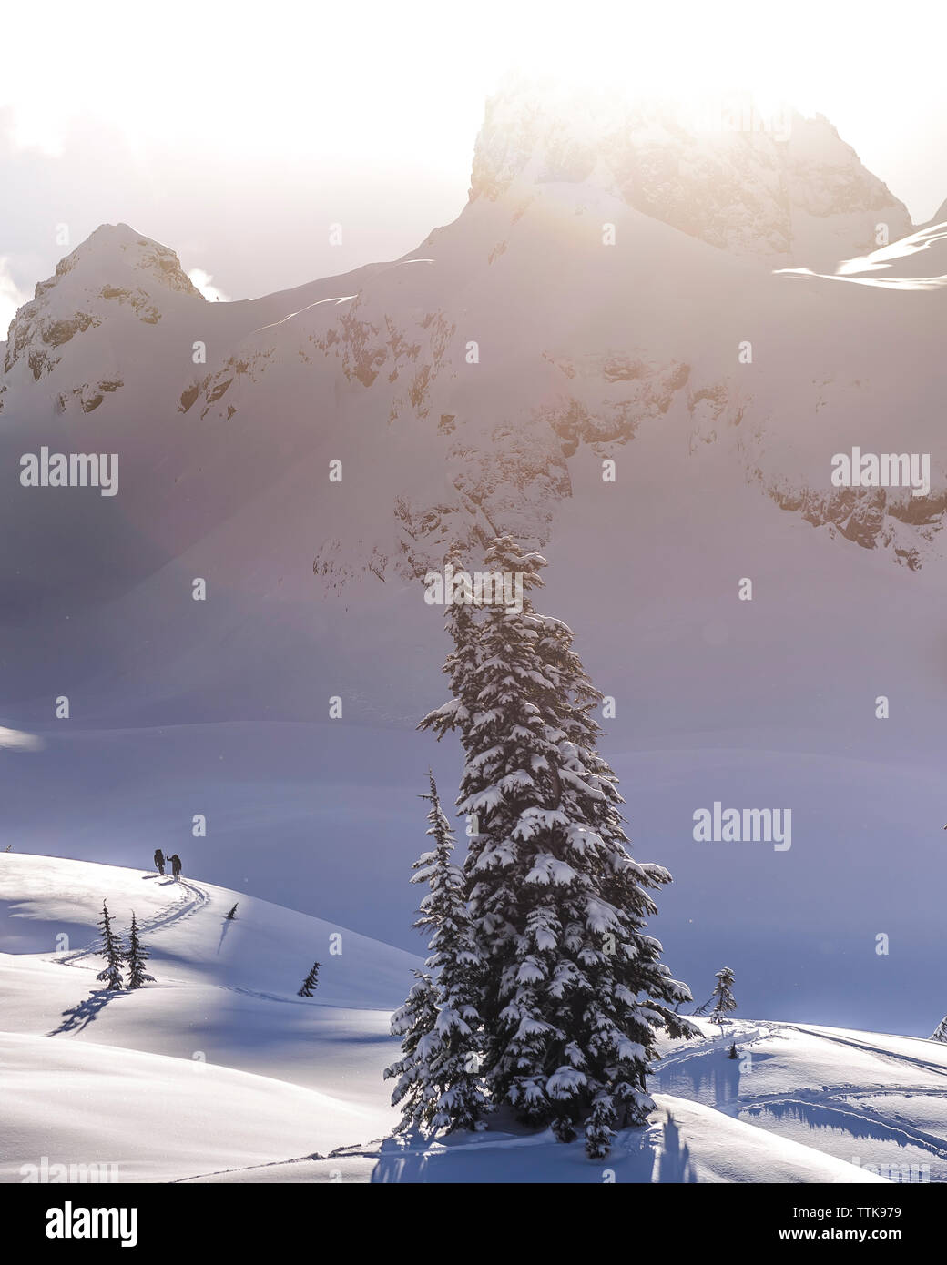 Zwei Menschen zu Fuß in das Hinterland in die Berge bei Sonnenuntergang Stockfoto