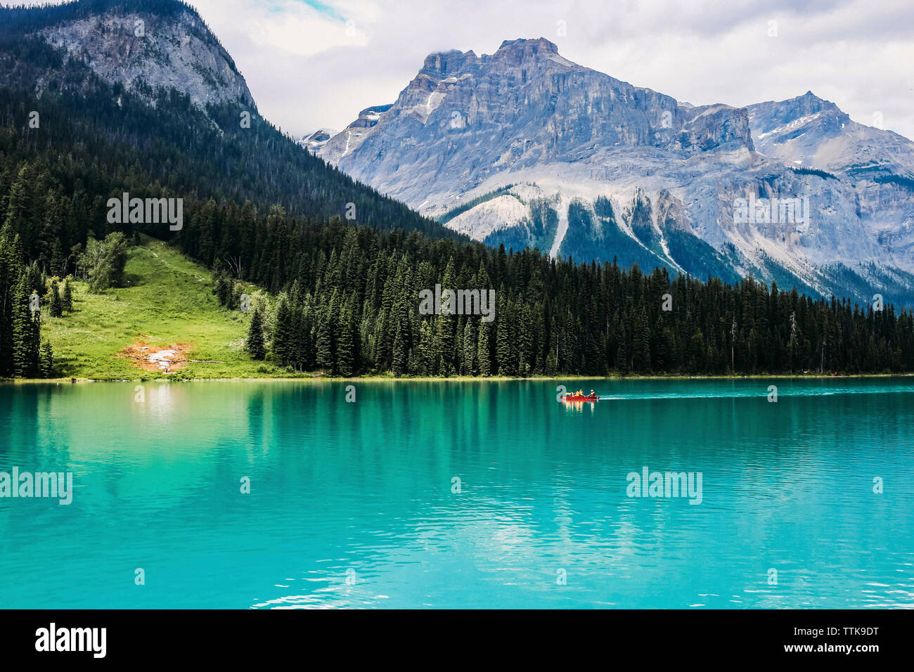 Idyllischen Blick auf Emerald Lake gegen Berge Stockfoto