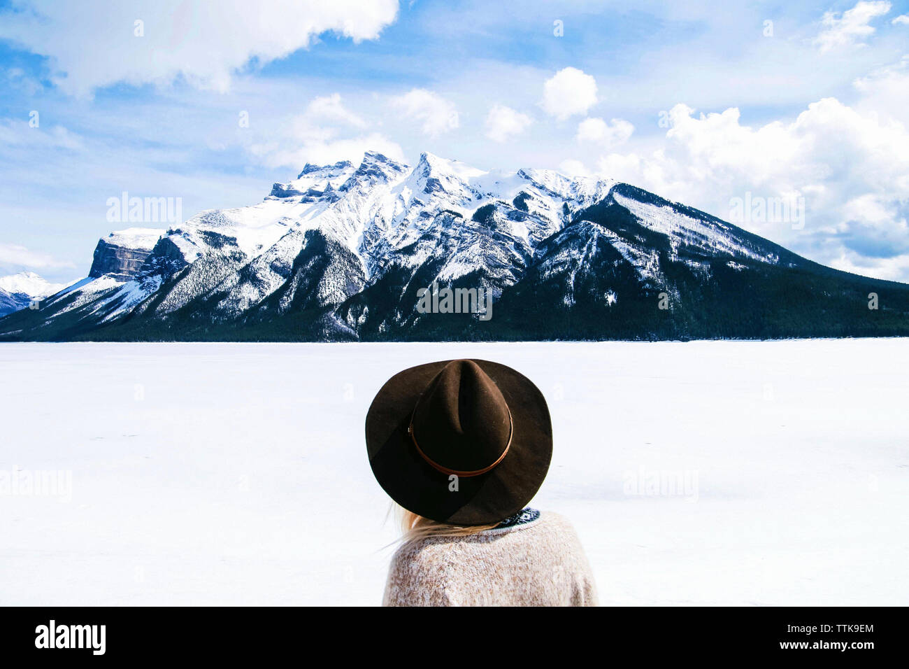 Ansicht der Rückseite Frau in Fedora Hut in Aussicht gegen bewölkter Himmel suchen Stockfoto