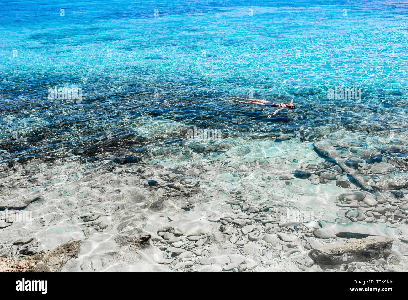 Hohe Betrachtungswinkel und unbeschwerten Frau schwimmend auf See Stockfoto