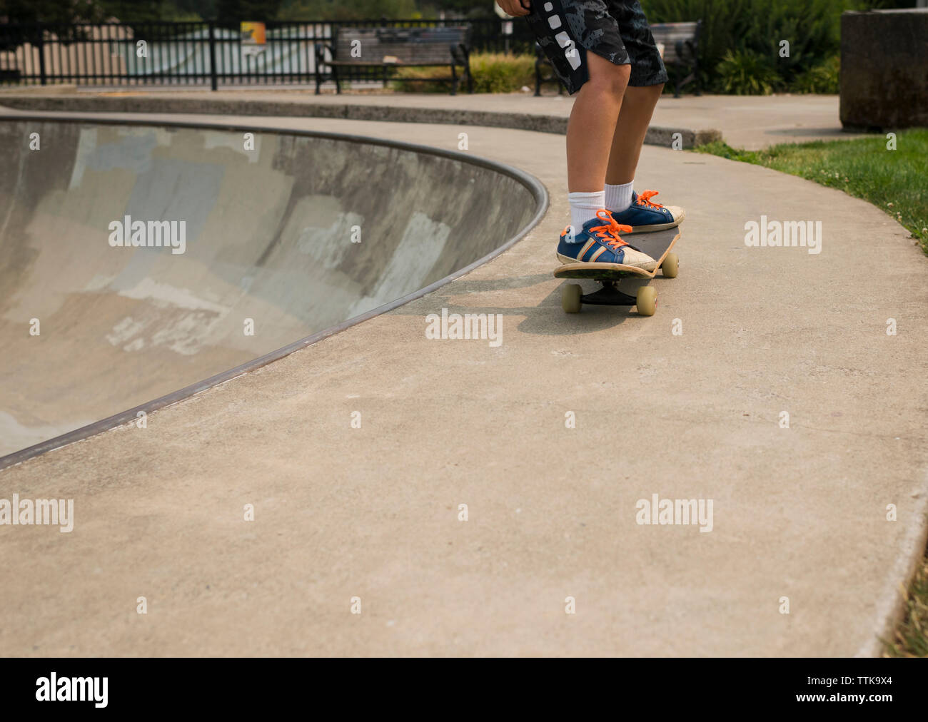 Niedrige Abschnitt der Boy skateboarding auf Sport Rampe in Park Stockfoto