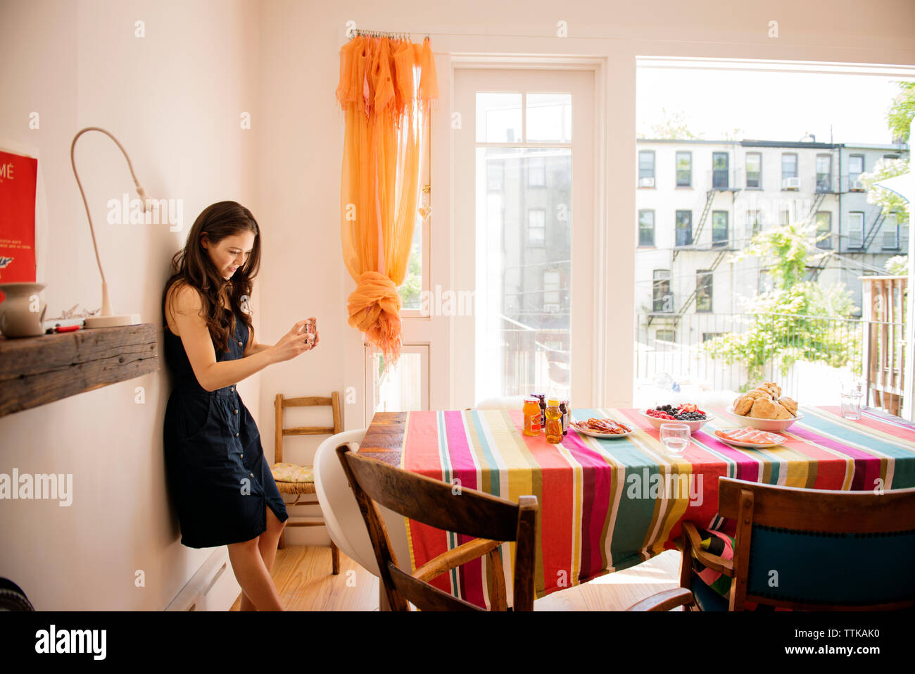 Frau fotografieren Esstisch zu Hause Stockfoto