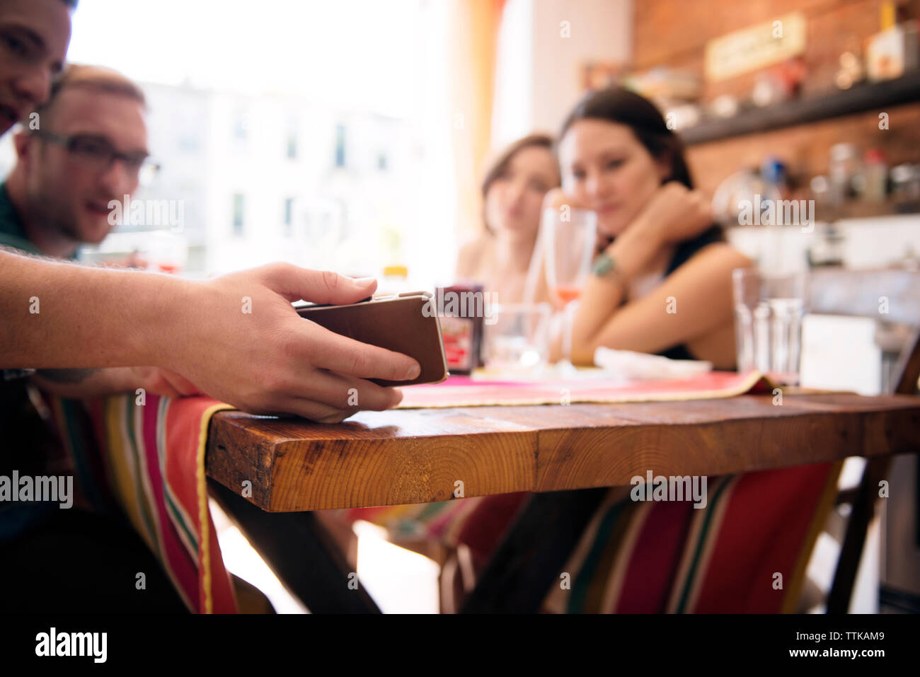 Freunde von selfie am Tisch in Home Stockfoto