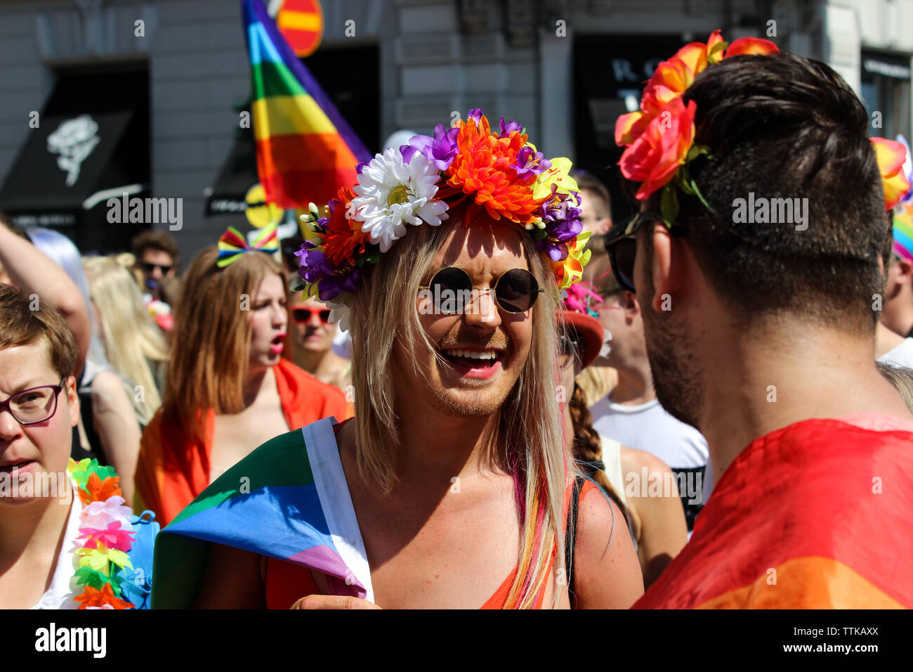 Mann mit Lorbeerkranz auf dem Kopf teilnehmenden Helsinki Pride Parade 2016 in Helsinki, Finnland Stockfoto