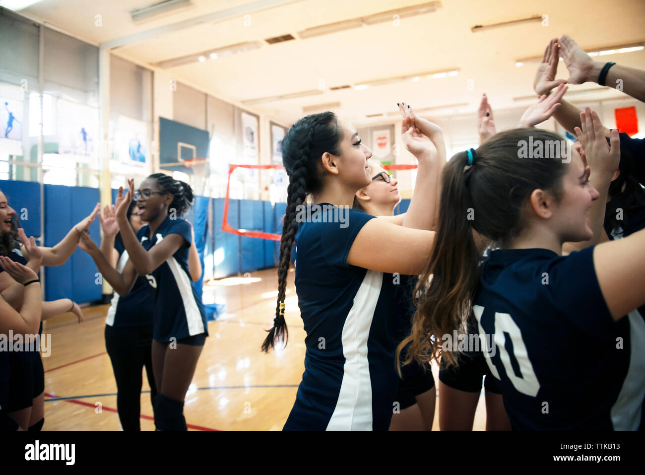 Weibliche Mannschaft Sport genießen Volleyballplatz Stockfoto