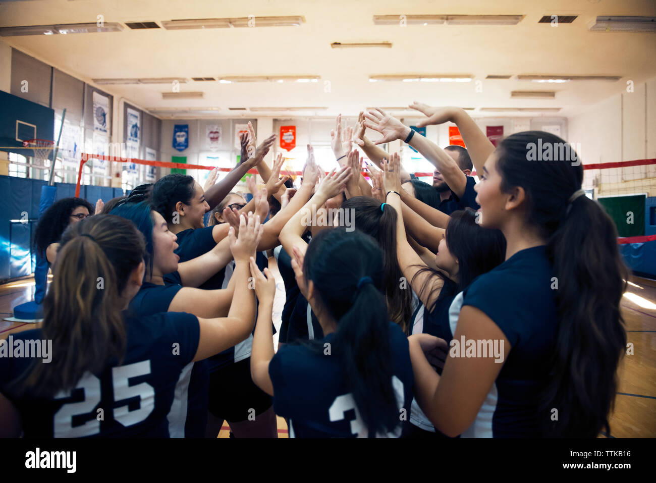 Weibliche Mannschaft Sport Jubel bei indoor Volleyball Stockfoto