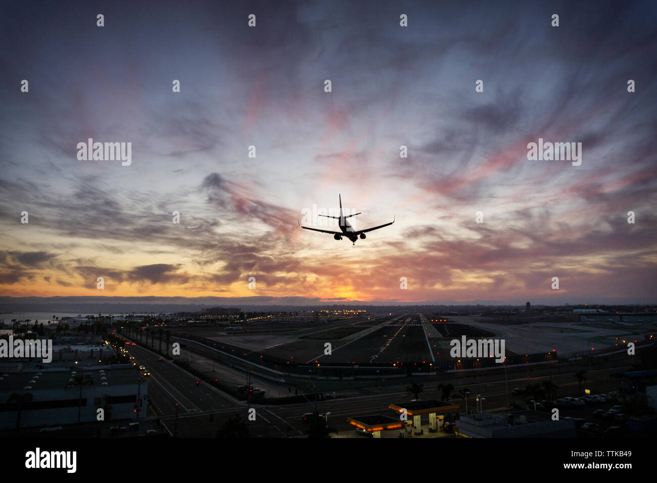 Silhouette Flugzeug Landung am Flughafen Stockfoto