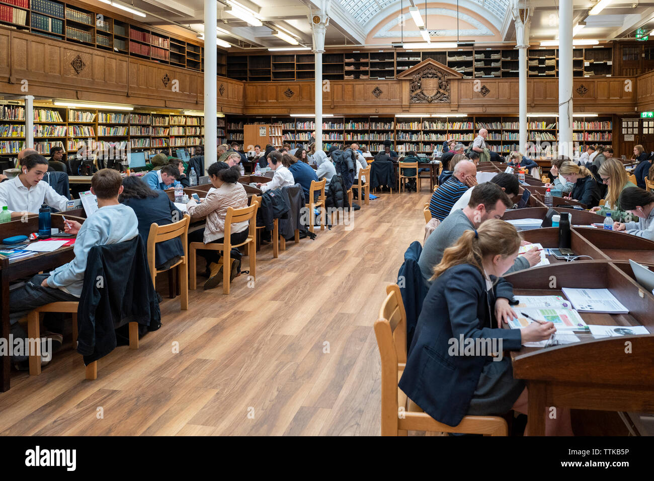 Ein beschäftigter Library Reference Zimmer um GCSE und A Level der Untersuchungsdauer Stockfoto
