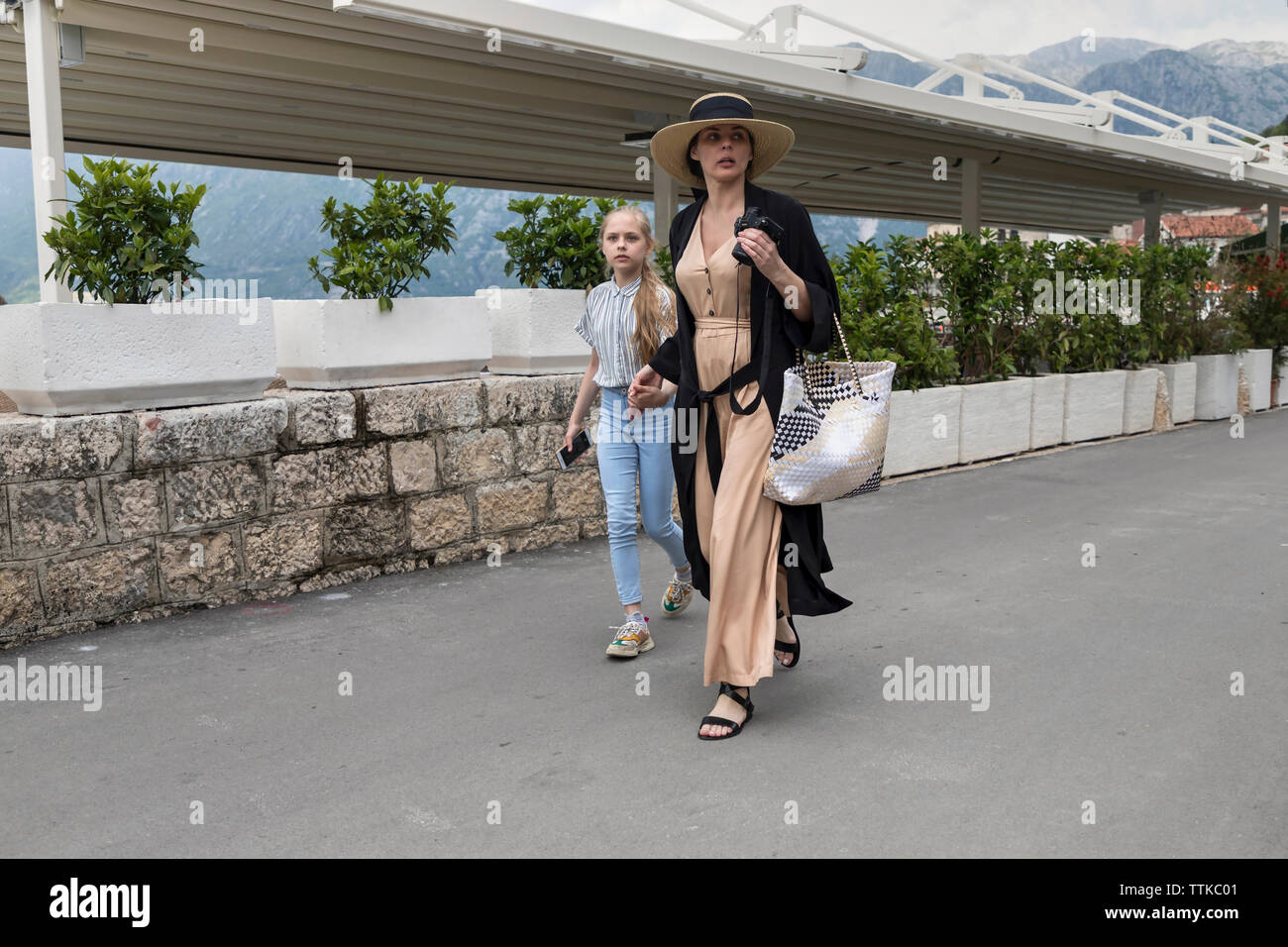 Perast, Montenegro, 3. Mai 2019: Mutter und Tochter im Urlaub zu Fuß die Straße Stockfoto