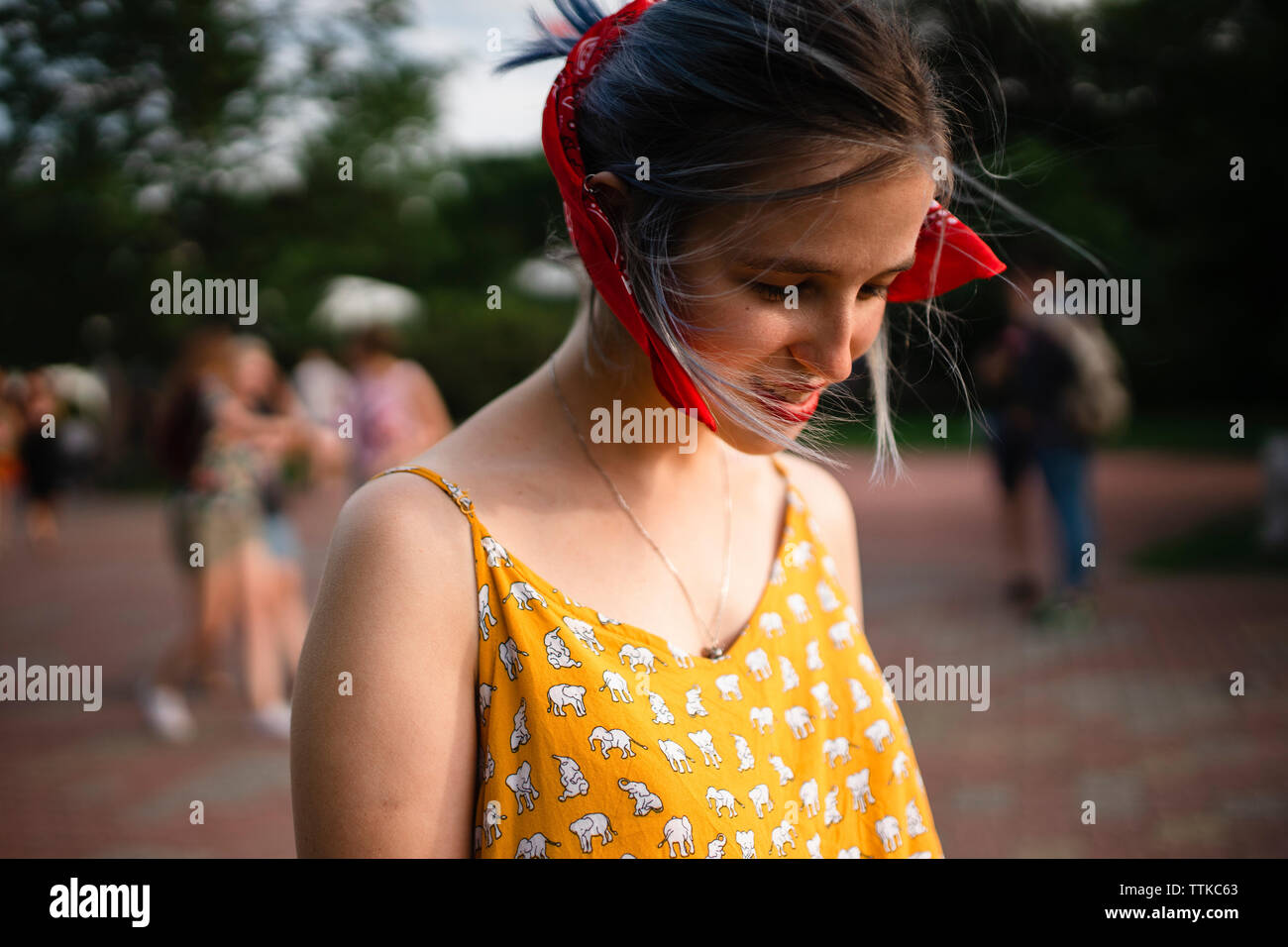 Close-up Happy nachdenkliche Frau, während in der PARK-Stellung Stockfoto