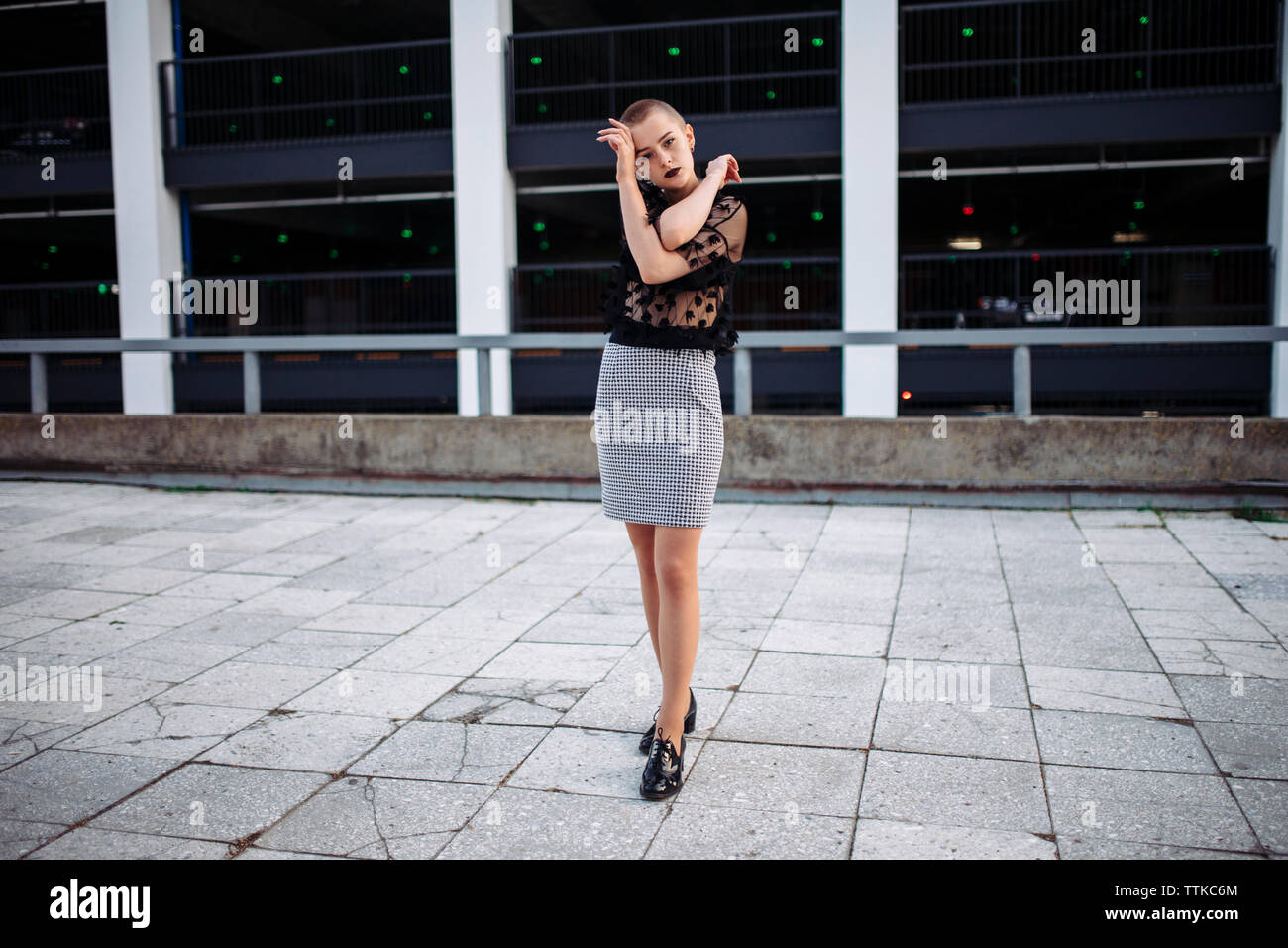 Portrait von selbstbewusste Frau steht auf der Straße gegen den Bau in der Stadt Stockfoto