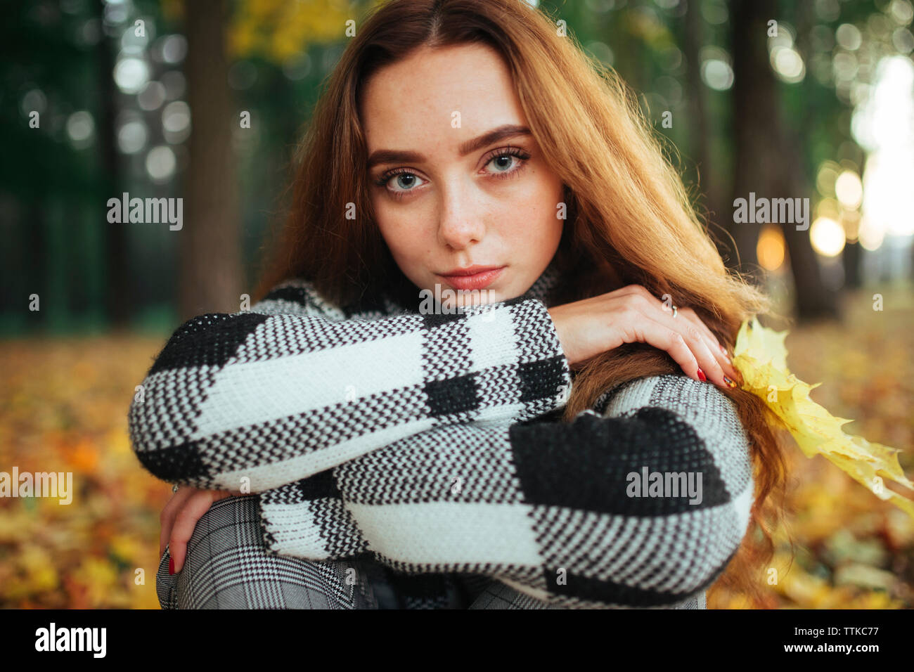 Close-up Portrait von schweren Frau mit braunen Haaren Standortwahl im Park im Herbst Stockfoto