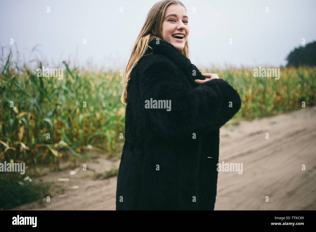 Eine Frau geht lächelnd auf dem Weg. Stockfoto