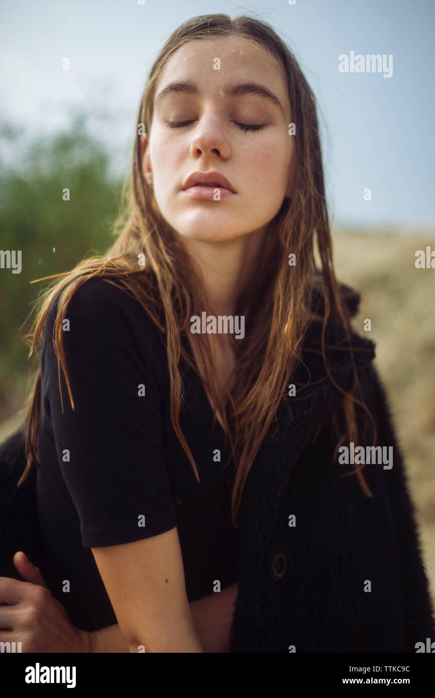 Nahaufnahme Mädchen im Regen Stockfoto