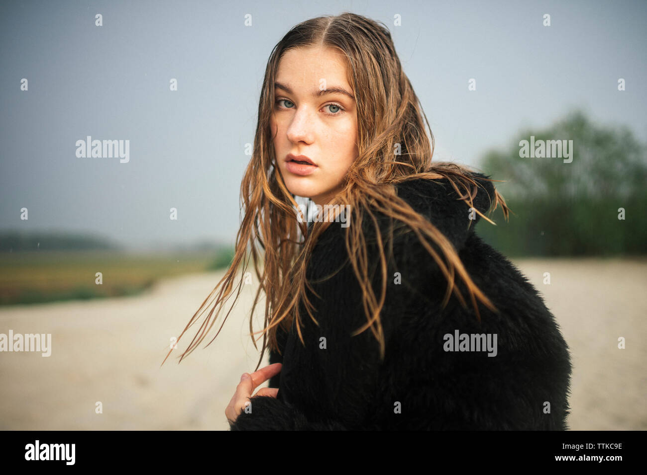 Nahaufnahme einer Frau in einem Pelzmantel Stockfoto