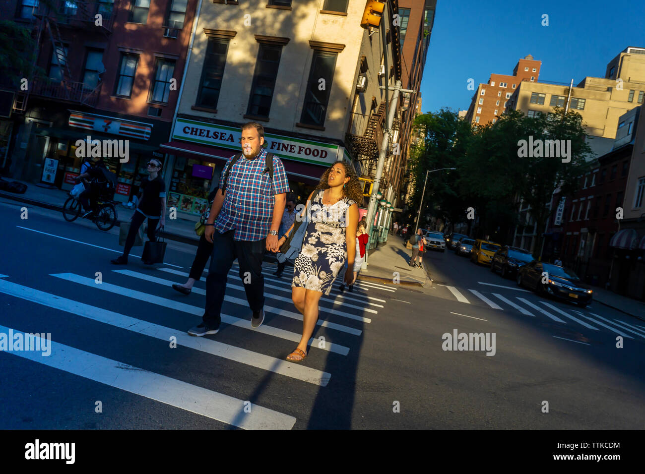 Ein paar Kreuze eine gefährliche Eighth Avenue Kreuzung in Chelsea in New York am Dienstag, 11. Juni 2019. (© Richard B. Levine) Stockfoto