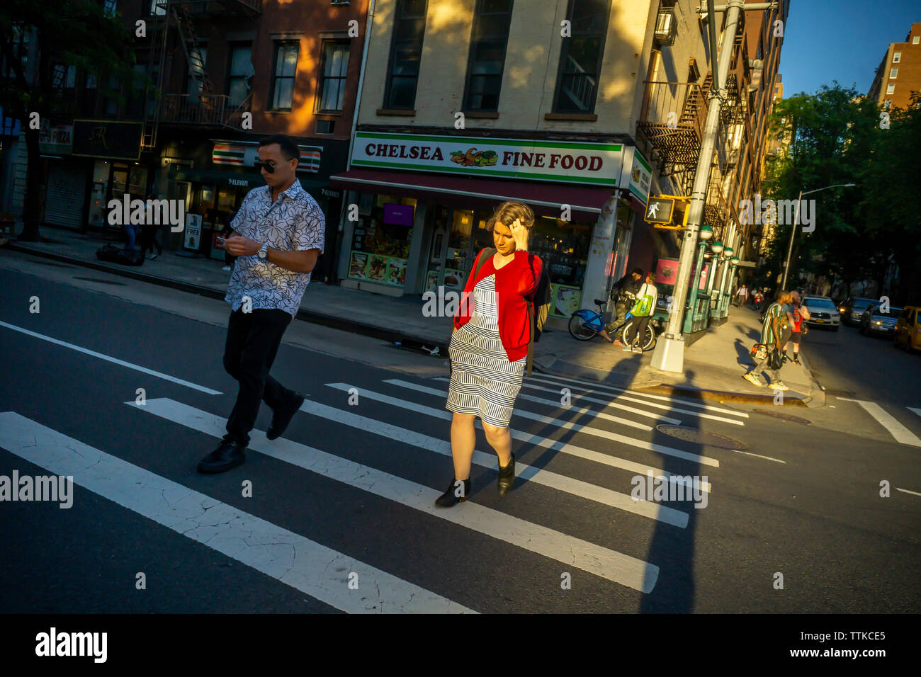 Fußgänger überqueren Sie eine gefährliche Eighth Avenue Kreuzung in Chelsea in New York am Dienstag, 11. Juni 2019. (© Richard B. Levine) Stockfoto