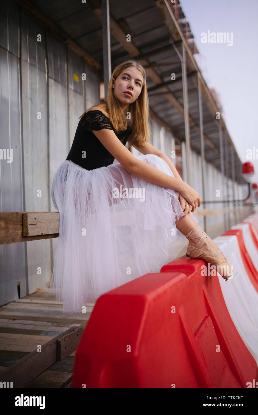 Frau Ballerina in der Stadt steht das Sitzen auf dem Geländer Stockfoto