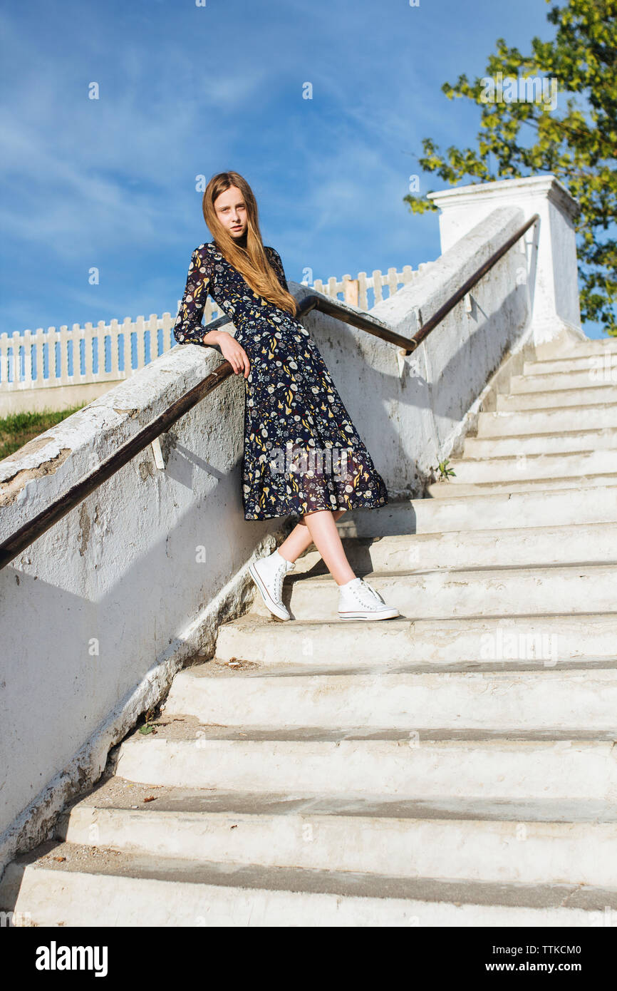 Frau stehend auf der Treppe Stockfoto