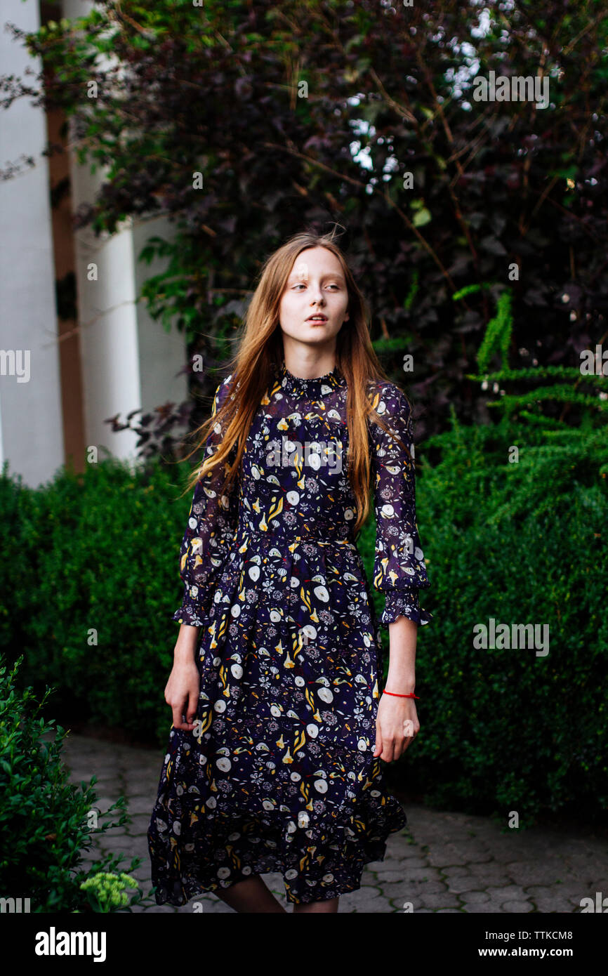 Eine Frau steht in der Nähe von buchsbaum Büsche Stockfoto