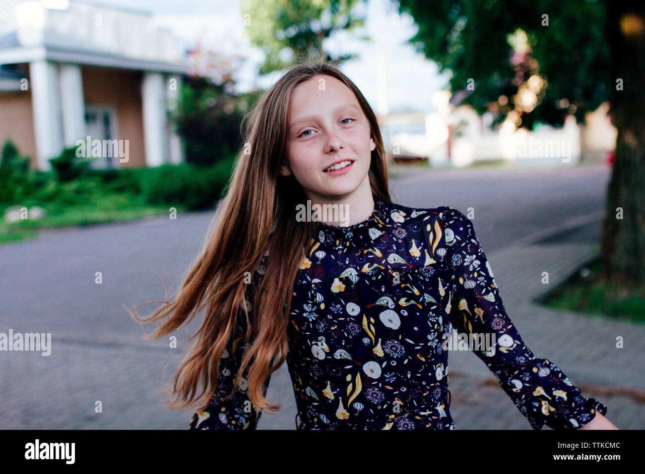 Mädchen lächelnd auf der Straße Stockfoto