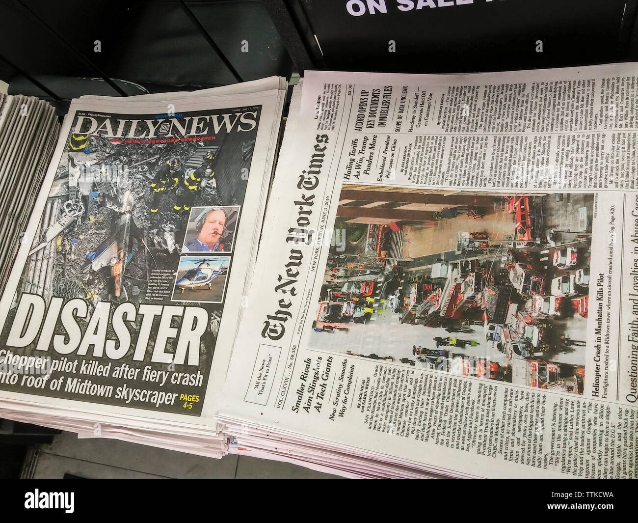 Titelseiten am Dienstag, 11. Juni 2019 in der New York Daily News und der New York Times Bericht über die vorangegangenen Tage Unfall wo ein Hubschrauber in ein Bürogebäude in Midtown Manhattan Tötung der Pilot abgestürzt. (© Richard B. Levine) Stockfoto