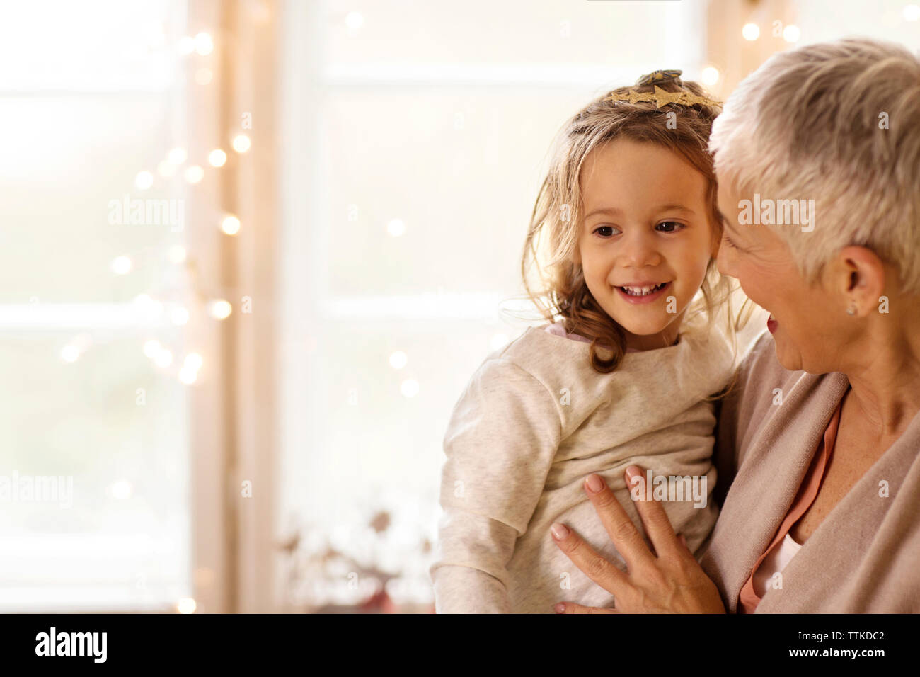 Großmutter, Enkelin zu Hause tragen Stockfoto